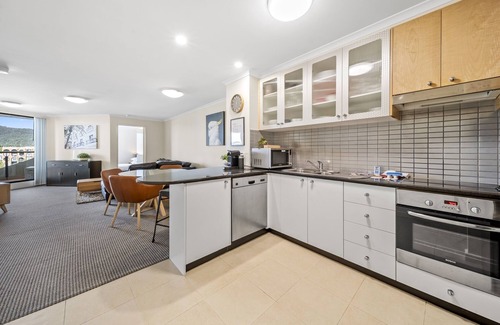 Braddon Apartment | Inner-City 2-Bed with Parking, Pool, Gym & BBQ