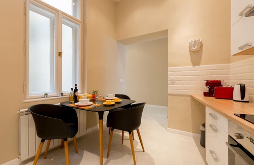 Nepszinhaz negyed Apartment | Inner city chic, stylish 2 BR, metro 2,4