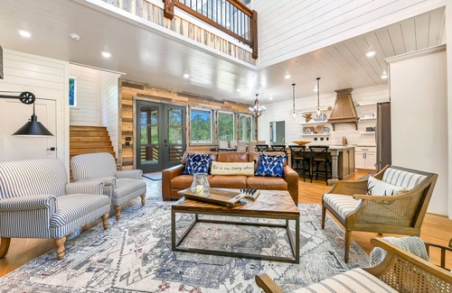 Broken Bow Cabin | INSPIRATION LODGE - Charming luxury farmhouse w/Pond Views- Sleeps 20