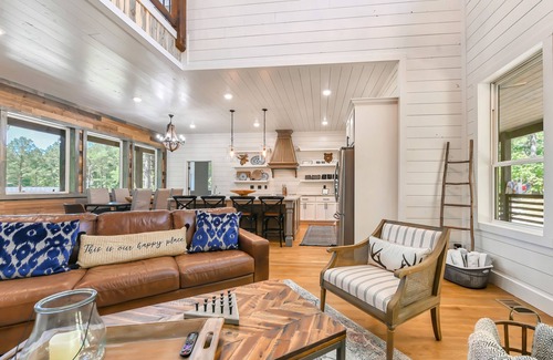 Broken Bow Cabin | INSPIRATION LODGE - Charming luxury farmhouse w/Pond Views- Sleeps 20