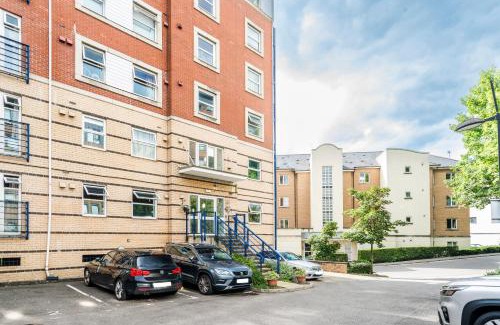 Hemel Hempstead Apartment | InSpires House Contractors, families, Wifi, Free Parking Town Centre