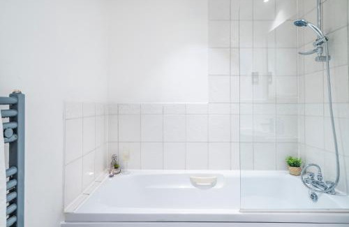 Hemel Hempstead Apartment | InSpires House Contractors, families, Wifi, Free Parking Town Centre