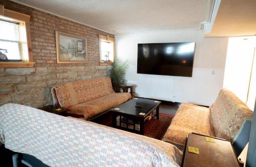 Lake View East Apartment | Inspiring Grotto Sleeps 10-20 Free TV & Parking