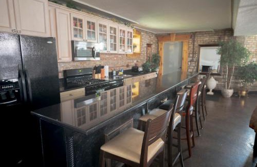 Lake View East Apartment | Inspiring Grotto Sleeps 10-20 Free TV & Parking