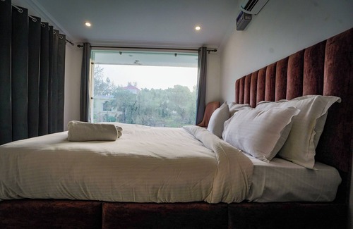 Gurugram Other | Insta-Perfect Sunahari Bagh: Luxe Pool Farmstay Spacious 9BR farmhouse Gurugram