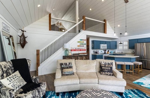 Holcomb House | Instagram-Worthy Rock River Cabin