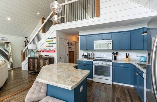 Holcomb House | Instagram-Worthy Rock River Cabin
