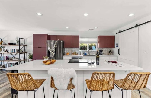 Shadow Mountain House | Int Designed | Single Level | Hottub | 5min to DT