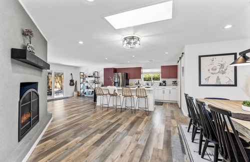 Shadow Mountain House | Int Designed | Single Level | Hottub | 5min to DT
