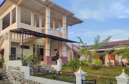 Gubukklakah Hotel | Intayu Homestay RedPartner
