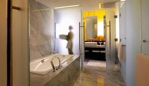 Olympic Village Hotel | InterContinental Beijing Beichen by IHG l Walking Distance to Bird's Nest & Water Cube & Metro Station l Interconnected with China National Convention Center l Award-winning Club Lounge with Mixologist l Direct Metro Line to Wangfujing
