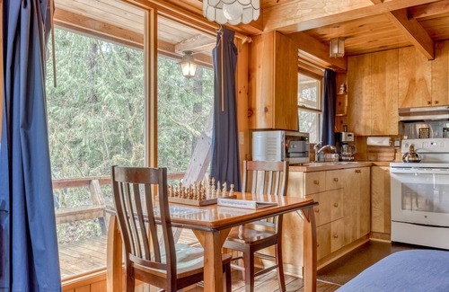 Mount Hood Village Cabin | Intimate dog-friendly retreat with free WiFi, wood stove, & gas grill