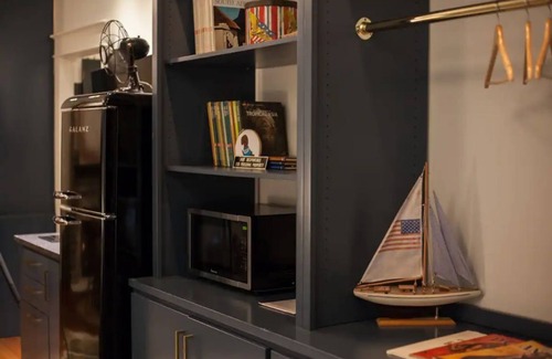 Thomas Square Apartment | Intimate Library Studio - Minutes from Forsyth Park
