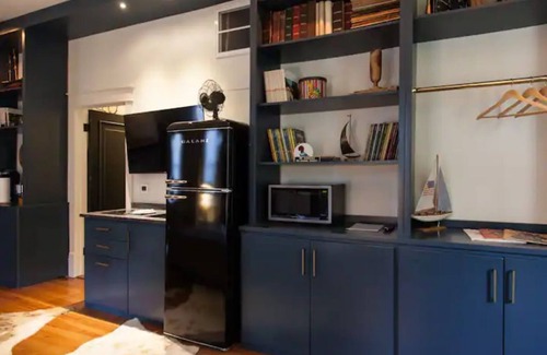 Thomas Square Apartment | Intimate Library Studio - Minutes from Forsyth Park