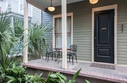 Thomas Square Apartment | Intimate Library Studio - Minutes from Forsyth Park