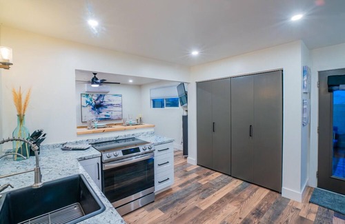 Lake Havasu City House | Intimate retreat for two with star gazing from the spa.