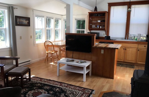 Yachats Cottage | Intimate, Romantic Cottage- Hot tub-Woodstove-Easy walk to town!