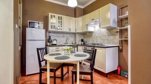 Brasov City Centre Apartment | Intimo OldTown Romantic Apartment