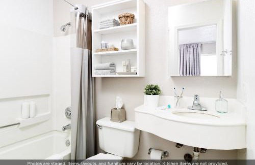 Hunt Club Hotel | Intown Suites Extended Stay West Palm Beach FL - Military Trail Rd