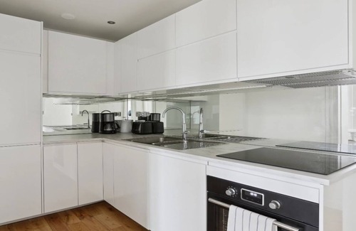 Quartier du Gros-Caillou Apartment | INVALIDES VIEW - HIGH FLOOR , BRIGHT, SPACIOUS LOCATED AT AVENUE DE BRETEUIL