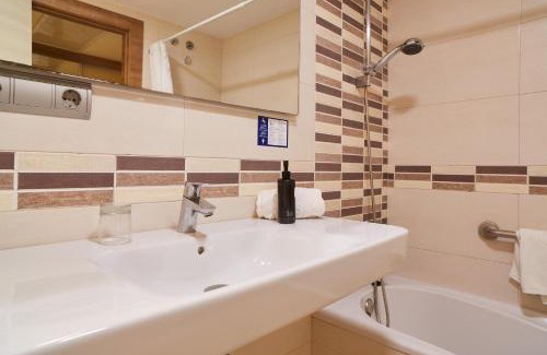 Es Figueral Beach Hotel | Invisa Hotel Club Cala Blanca