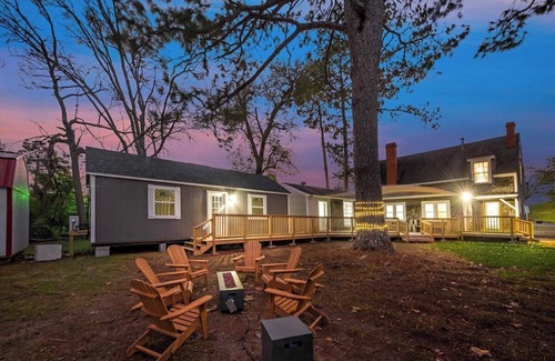 Palestine House | Inviting 100-yr-old updated & roomy cottage w/deck