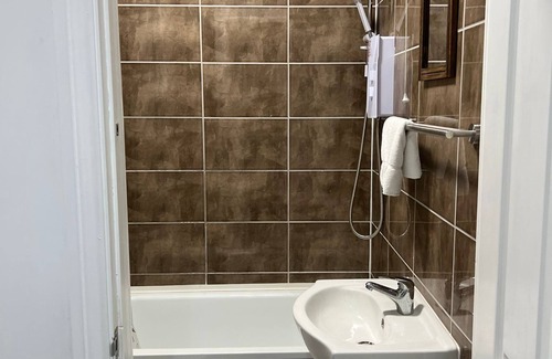 Clayhall Apartment | Inviting 2-bed Apartment in Ilford
