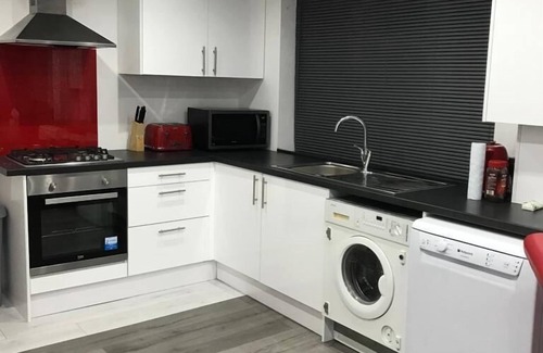 Lacey Green House | Inviting 2-Bed fully Furnished House-High Wycombe