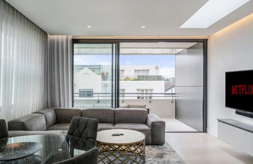 Coogee Apartment | Inviting 2BR Unit with Parking near Coogee Beach