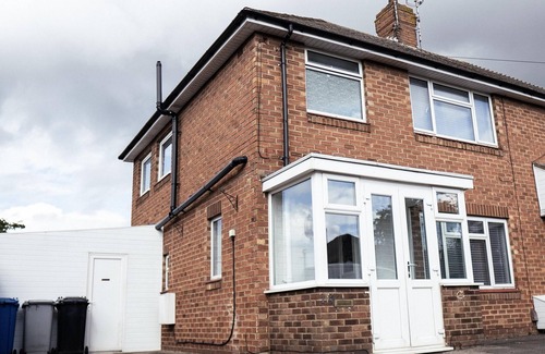 Burton Latimer House | Inviting 4-Bed House in Kettering