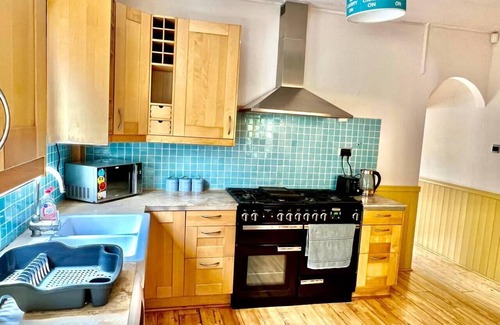 Runnymede House | Inviting 4-Bed House near Heathrow w/Fireplace