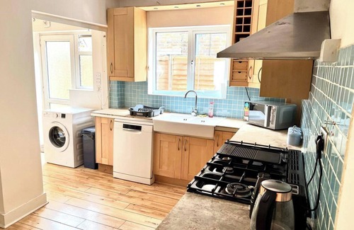 Runnymede House | Inviting 4-Bed House near Heathrow w/Fireplace