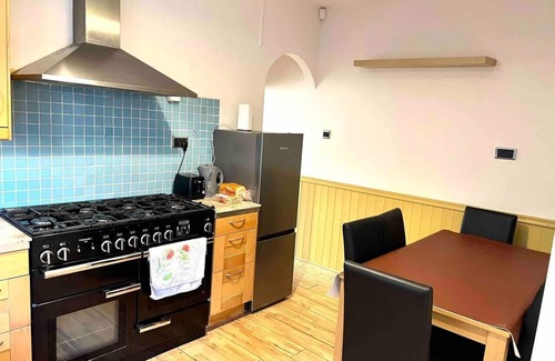 Runnymede House | Inviting 4-Bed House near Heathrow w/Fireplace