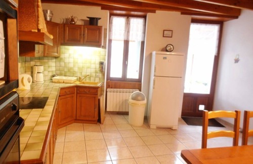 Cravans Villa | Inviting 6-Bed Farmhouse