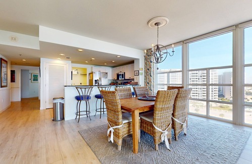 Fort Walton Beach - Destin Condo | Inviting & bright condo w/shared on-site amenities - walk to the beach