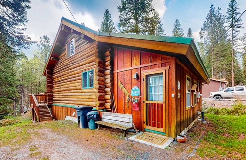 Enterprise Cabin | Inviting cabin with mountain view, fireplace, full kitchen, W/D, & back porch