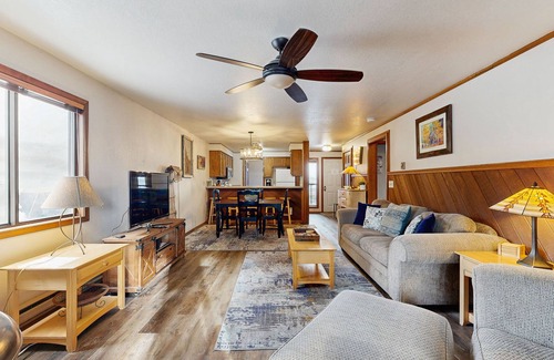 McCall Apartment | Inviting Condo with a Wood Stove & Shared Tennis Courts - Near the Lake