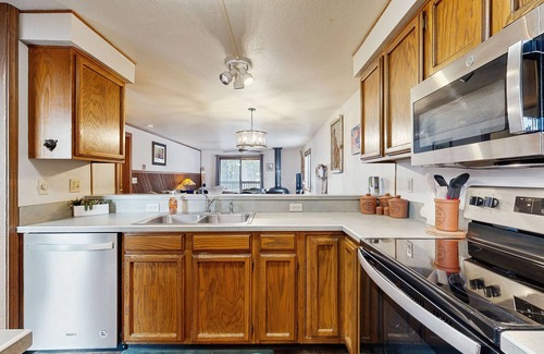 McCall Apartment | Inviting Condo with a Wood Stove & Shared Tennis Courts - Near the Lake