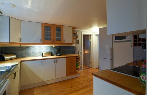 Kampersvik House | Inviting cottage for two families.