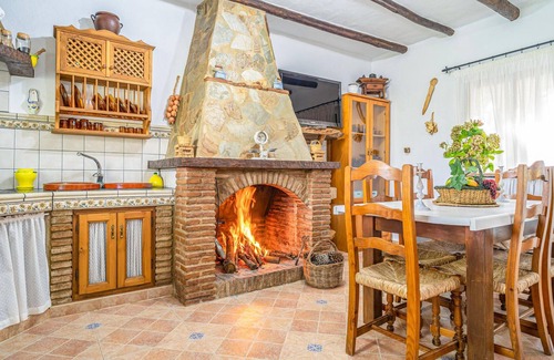 Jubrique House | Inviting cottage with pool and activities for children.