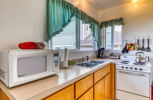 Bandon Apartment | Inviting dog-friendly studio with unobstructed ocean views