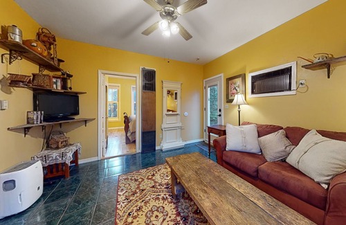 Eureka Springs Historic District House | Inviting downtown suite with private patio, parking, kitchenette & jetted tub