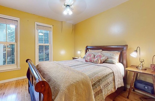 Eureka Springs Historic District House | Inviting downtown suite with private patio, parking, kitchenette & jetted tub