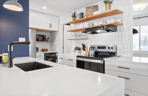 Summit Cove Condo | Inviting Gem Near Lake Dillon: Balcony & Fireplace