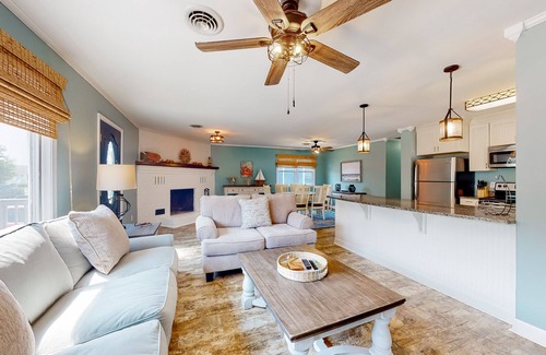Caine Woods House | Inviting home near beaches with fast WiFi, AC, full kitchen & W/D - dog-friendly