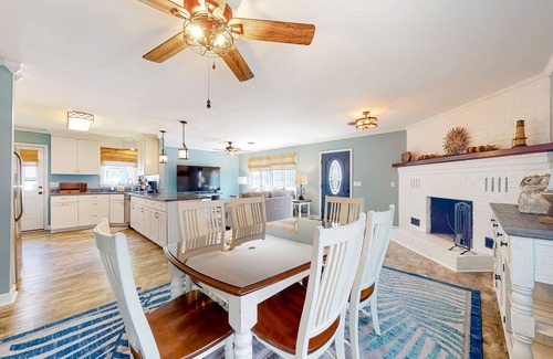 Caine Woods House | Inviting home near beaches with fast WiFi, AC, full kitchen & W/D - dog-friendly