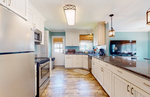 Caine Woods House | Inviting home near beaches with fast WiFi, AC, full kitchen & W/D - dog-friendly