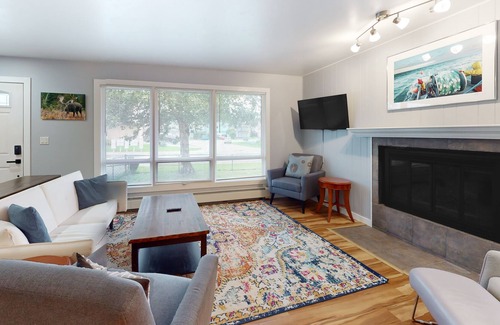 Turnagain House | Inviting home with full kitchen, enclosed yard & washer/dryer