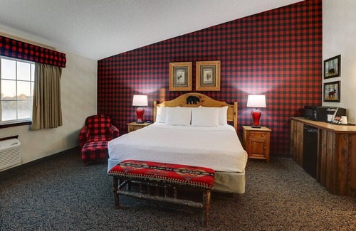 Johnston Hotel | Inviting Johnston Lodging with Local Bar & Patio Space, Easy Access to I-35