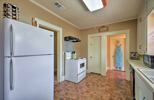 North Overton Cottage | Inviting Lubbock Home > 1 Mi to Downtown
